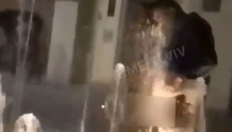 Чоловік привселюдно помив свій статевий орган у фонтані в центрі Львова