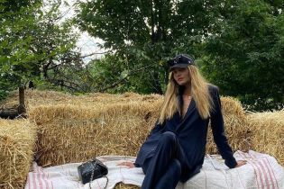 В брючном костюме и с сумкой Chanel: украинская модель Алина Байкова позировала на стогах сена
