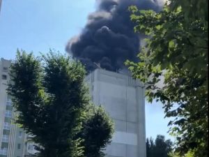 Валят клубы черного дыма: во Львове вспыхнула крыша многоэтажки