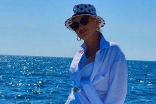 В кроп-топе с откровенным декольте и в гороховой шляпе: Екатерина Бужинская на морской прогулке