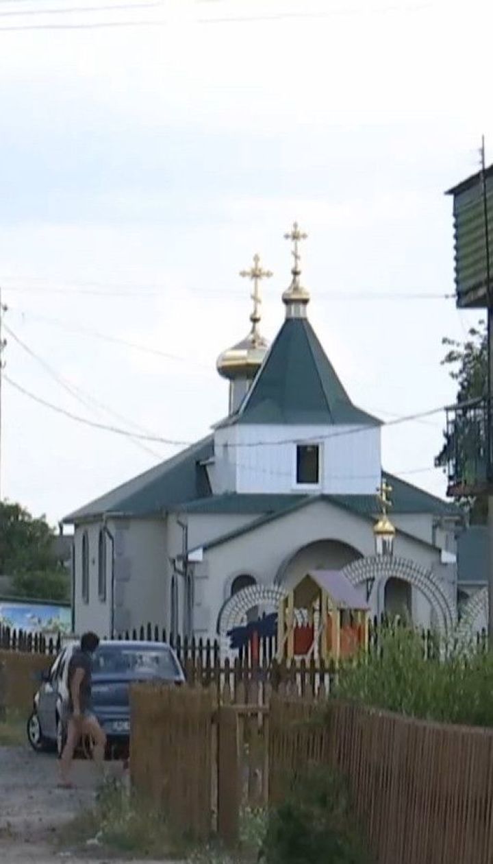 Селяне закрыли церковь на замок, потому что священник поздравил с Днем ангела президента России