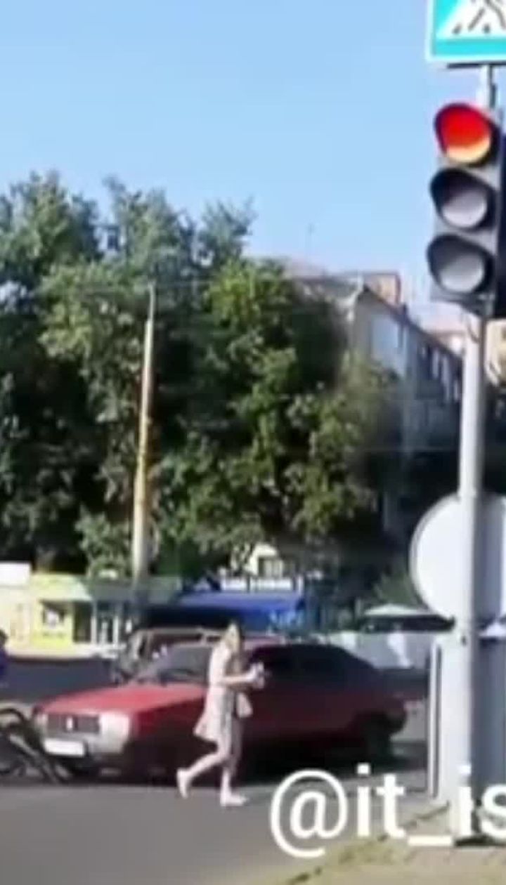Повільно йшли: у Запоріжжі водій пришвидшував пішоходів на "зебрі", штовхаючи їх бампером