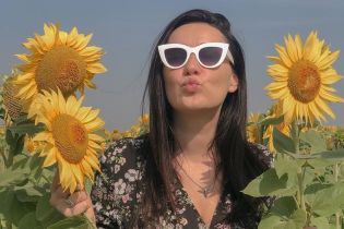 В платье с цветами и на фоне подсолнухов: Соломия Витвицкая поделилась первым фото по пути во Львов