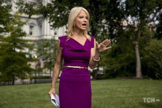 В баклажановом платье и цветочных лодочках: стройная советница Трампа в красивом образе выступила перед прессой
