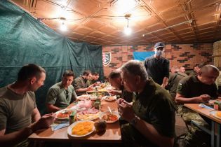 "Печиво, вафлі і бутріки": Зеленський розповів, як обідав і ночував з військовими на Донбасі