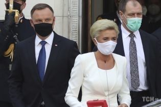 Времена сейчас сложные: первая леди Польши пришла на инаугурацию в старом наряде