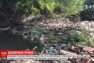 Мешканці гірських районів перетворили місцеву річку на смітник