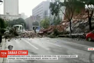 У Китаї завалилася 20-метрова стіна