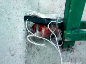 У центрі Києва біля офісу поліцейські знайшли вибуховий пристрій