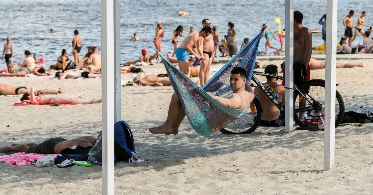 Драгоценности, монеты и фитнес-браслеты: что находят на пляже в курортной Кирилловке