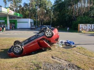 Под Киевом столкнулись два автомобиля — одна из них перевернулась на крышу