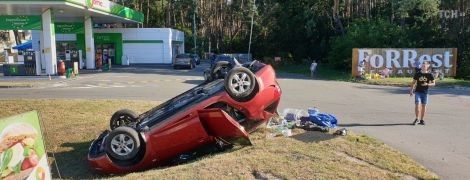 Під Києвом зіткнулися дві автівки - одна з них перевернулася на дах