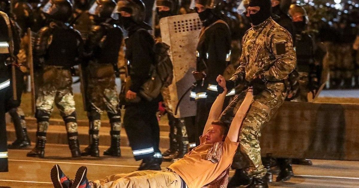 Тысячи протестующих вышли на улицы городов в Беларуси: ОМОН действует жестко