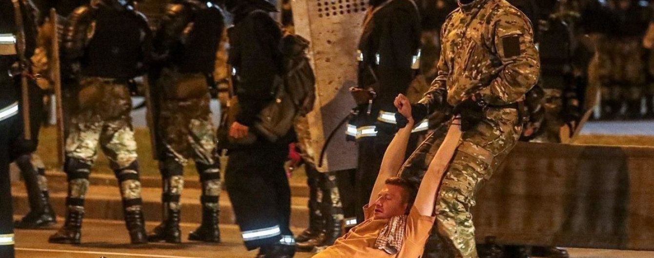 Тысячи протестующих вышли на улицы городов в Беларуси: ОМОН действует жестко