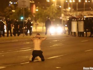 У центрі Мінська висадили військових, туди направили і вертольоти