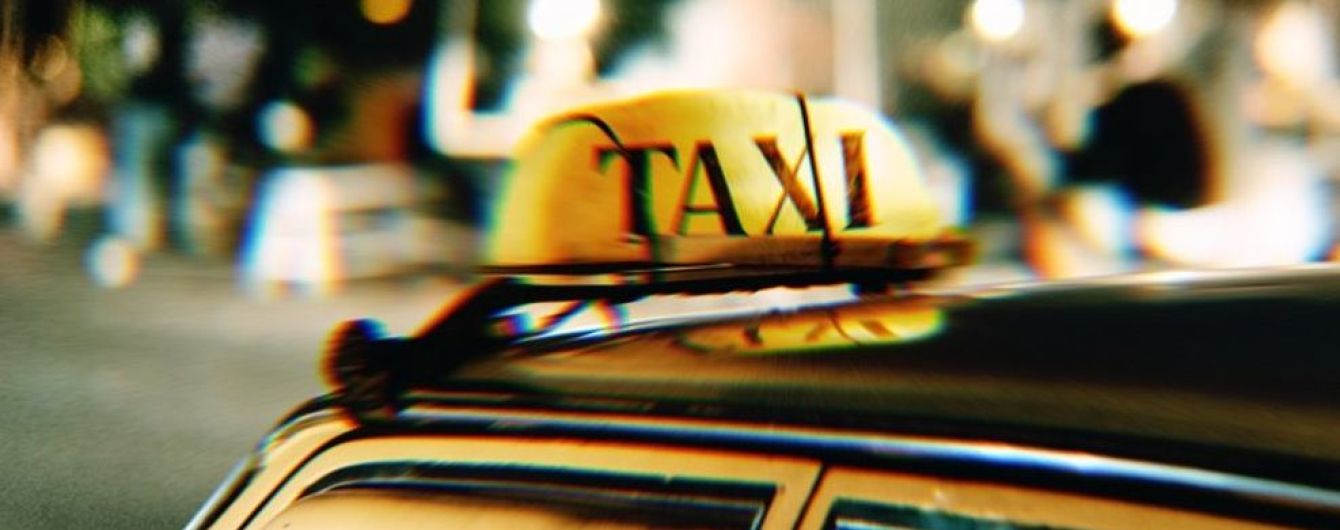 У Києві таксист в'їхав у відбійник з пасажиркою в салоні