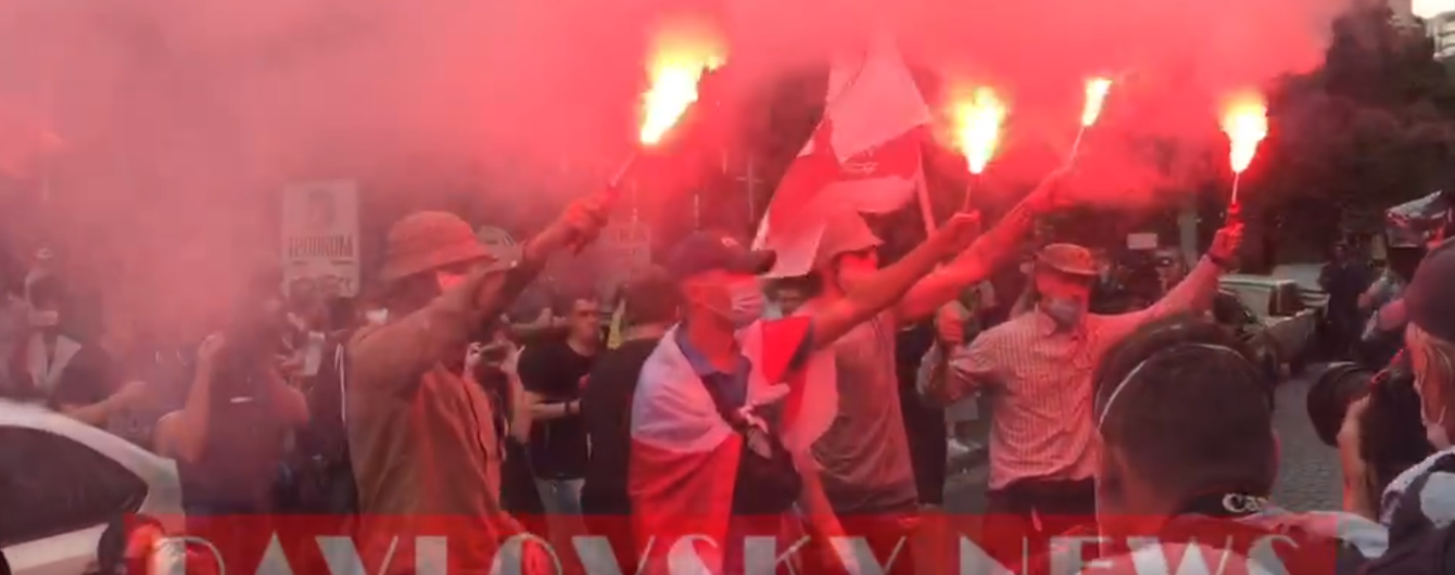 Активисты зажгли файеры под посольством Беларуси в Киеве