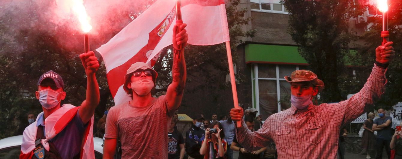 Под посольством Беларуси в Киеве задержали нескольких активистов: среди них експолитвьязень Кольченко