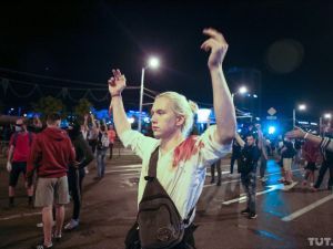 "Коктейлі Молотова" та обстріл журналістів: що відбулося у Мінську цієї ночі