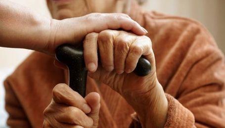 Обменяли купюры: в Киеве две "работницы соцзащиты" обобрали 83-летнюю женщину на 92 тысячи гривен
