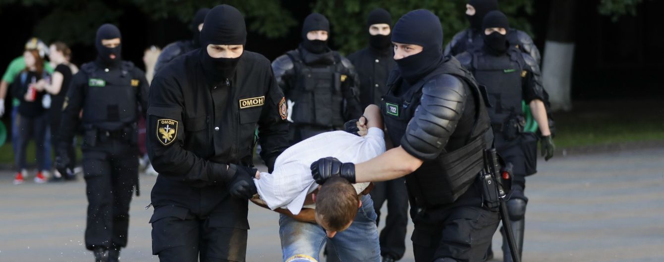 Держат на земле и бьют: как в Минске обращаются с задержанными протестующими