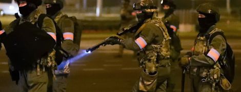 Автомати силовиків та жорсткі затримання: другий день протестів у Білорусі у фото