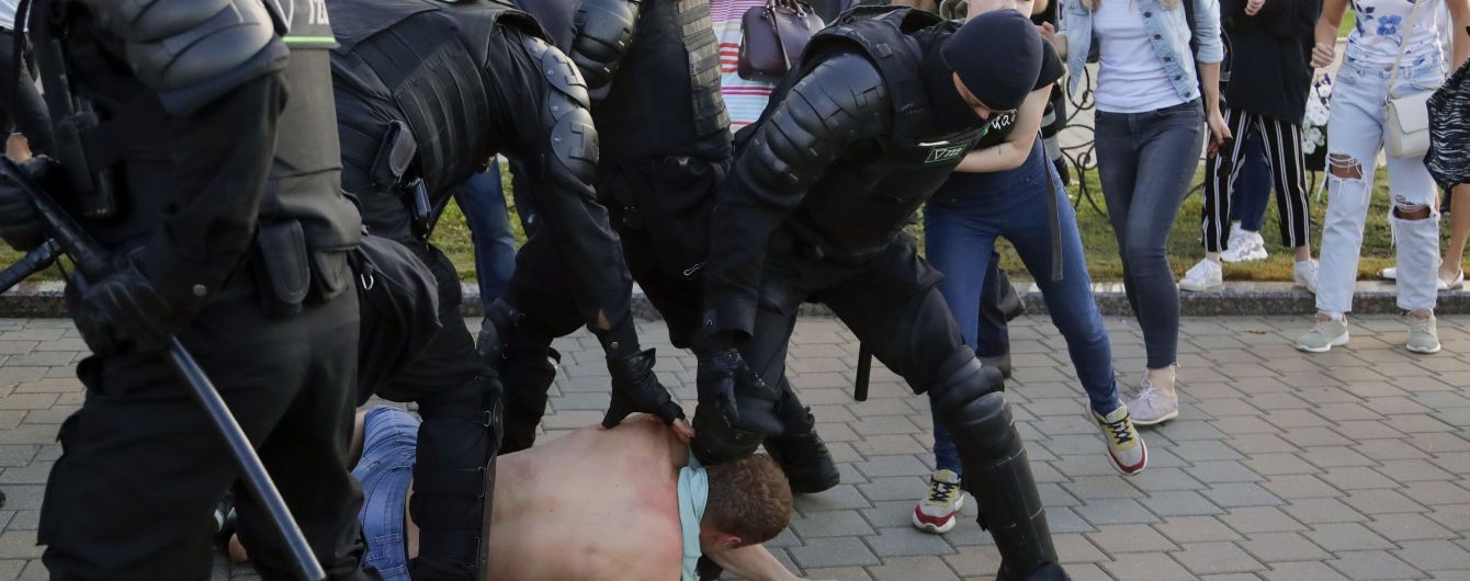 В Беларуси задержанных на протестах свозят в тюрьмы из-за переполненных СИЗО