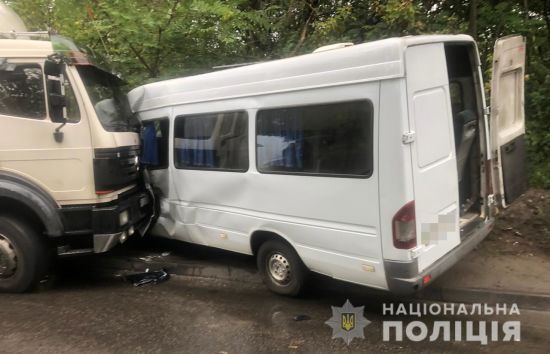 У Дніпрі фура влетіла у пасажирську маршрутку: є постраждалі