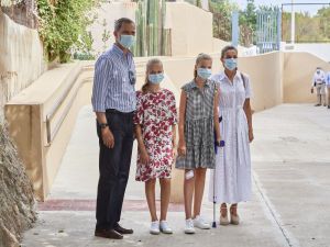 В платье-рубашке и любимых эспадрильях: королева Летиция с семьей вышла на прогулку