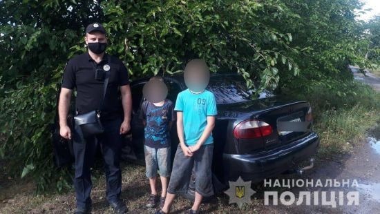 У Київській області двоє дітей викрали автівку та в'їхали на ній у дерево