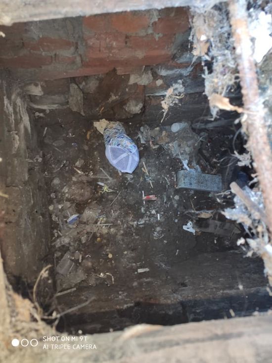 Синці, подряпини та набрякле око: у центрі Ужгорода дитина впала у відкритий люк