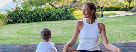 Катерина Осадча показала, як займалася з трирічним сином йогою та підкорювала гори
