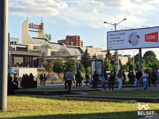 Третій день протестів у Білорусі: силовики розганяють людей та проводжають їх аж до домівок