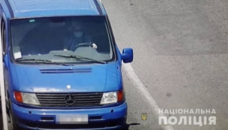 В Киеве вор, убегая от патрульных, попал в ДТП на угнанном микроавтобусе