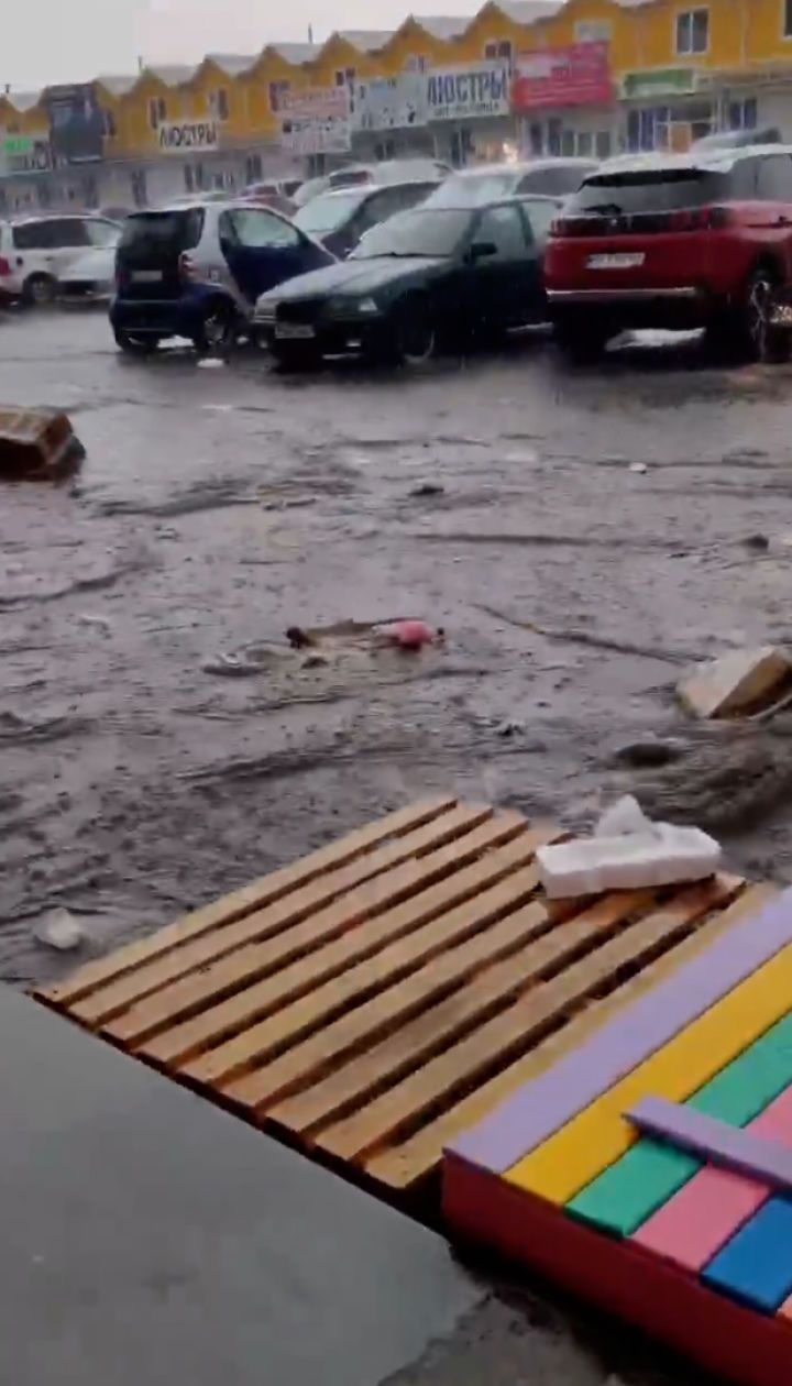 Непогода в Одессе: улицы затопил дождь