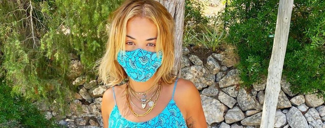 Блиснула ідеальною п'ятою точкою: Ріта Ора позувала в бірюзовому купальнику