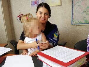 В Киеве бабушка специально оставила маленьких внучек у магазина: что случилось с детьми