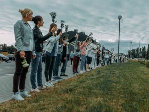 Акции против действий силовиков в Беларуси: женщины образовали живые цепи, а мужчины выбрасывают в урны военную форму