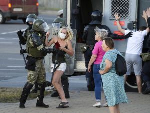 Женщины против ОМОНа: как прошел четвертый день протестов в Беларуси в фото