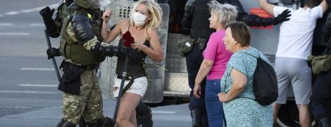 Жінки проти ОМОНу: як минув четвертий день протестів у Білорусі у фото