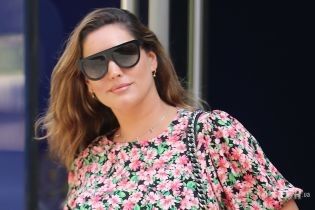 Это смело: Келли Брук пришла на работу в джинсовом ромпере