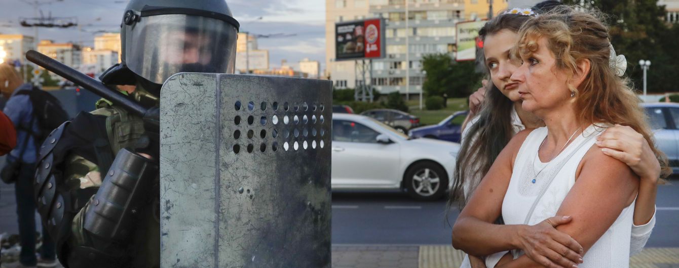 "Братства спецназа больше нет": в Беларуси силовики массово начали выбрасывать в урны форму