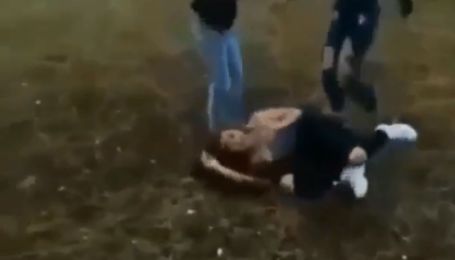 "Ударь по носу, бей еще": в Сети появилось видео жестокого избиения девушки возле Львова группой подростков