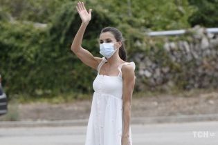 В хорошей форме: королева Летиция в белом сарафане продемонстрировала рельефные руки