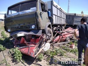 Многотонный грузовик полностью переехал "Жигули": водитель легковушки погиб на месте