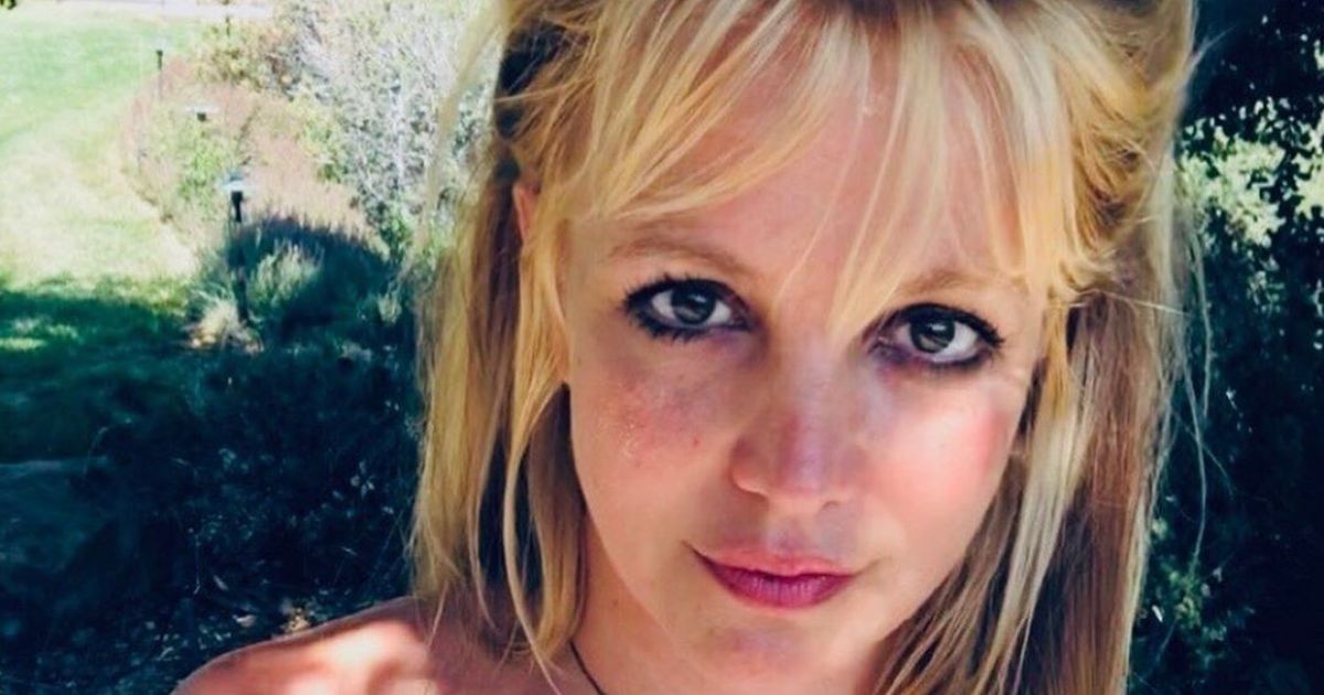 Брітні Спірс у купальнику спантеличила фанів заняттями йогою на пляжі