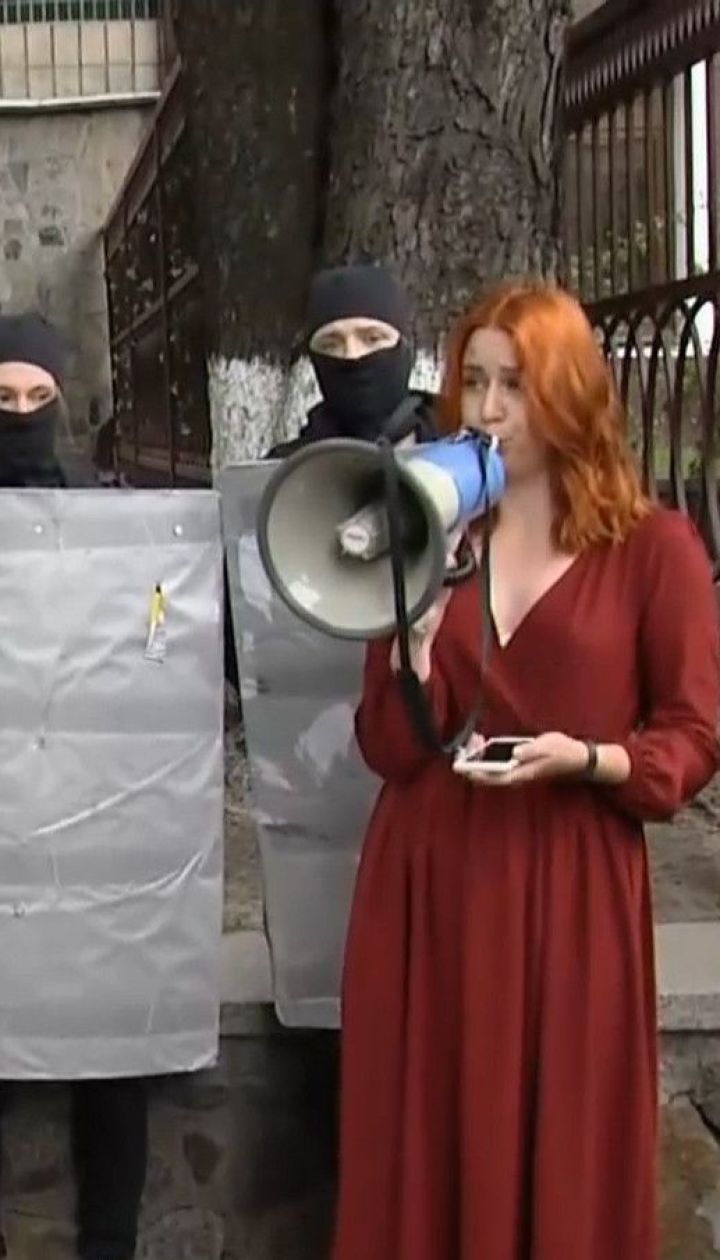 Возле посольства Беларуси в Киеве несколько сотен человек устроили митинг