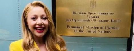 В банановом костюме и на шпильках: Тина Кароль в ярком образе приехала в Нью-Йорк