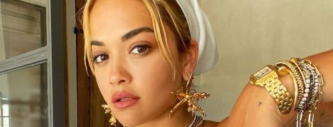 Рита Ора в странном платье засветила обнаженное тело