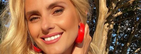 Поправилась или неудачный ракурс: Ирина Федишин показала фото в голубом купальнике